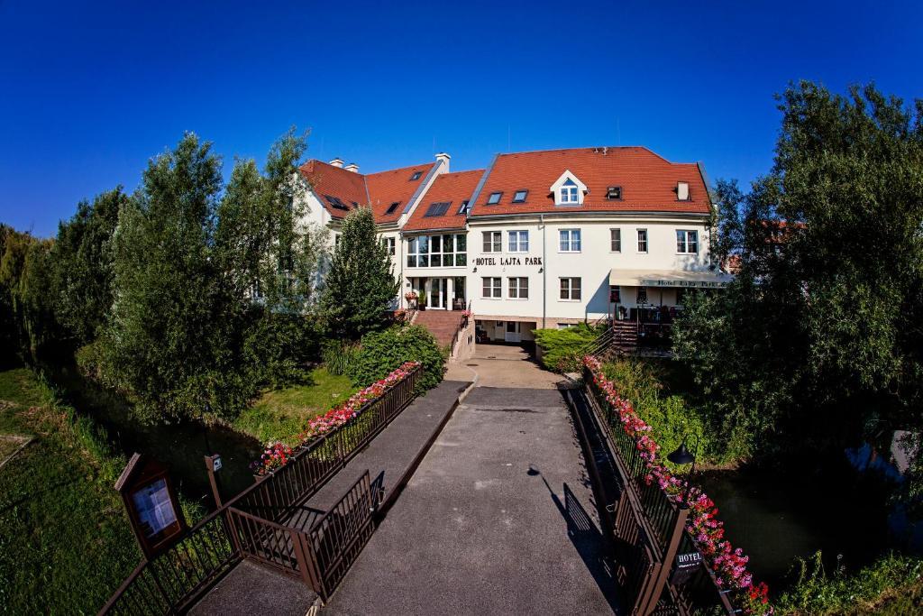 Hotel Lajta Park โมชนมายารูวาร์ ภายนอก รูปภาพ
